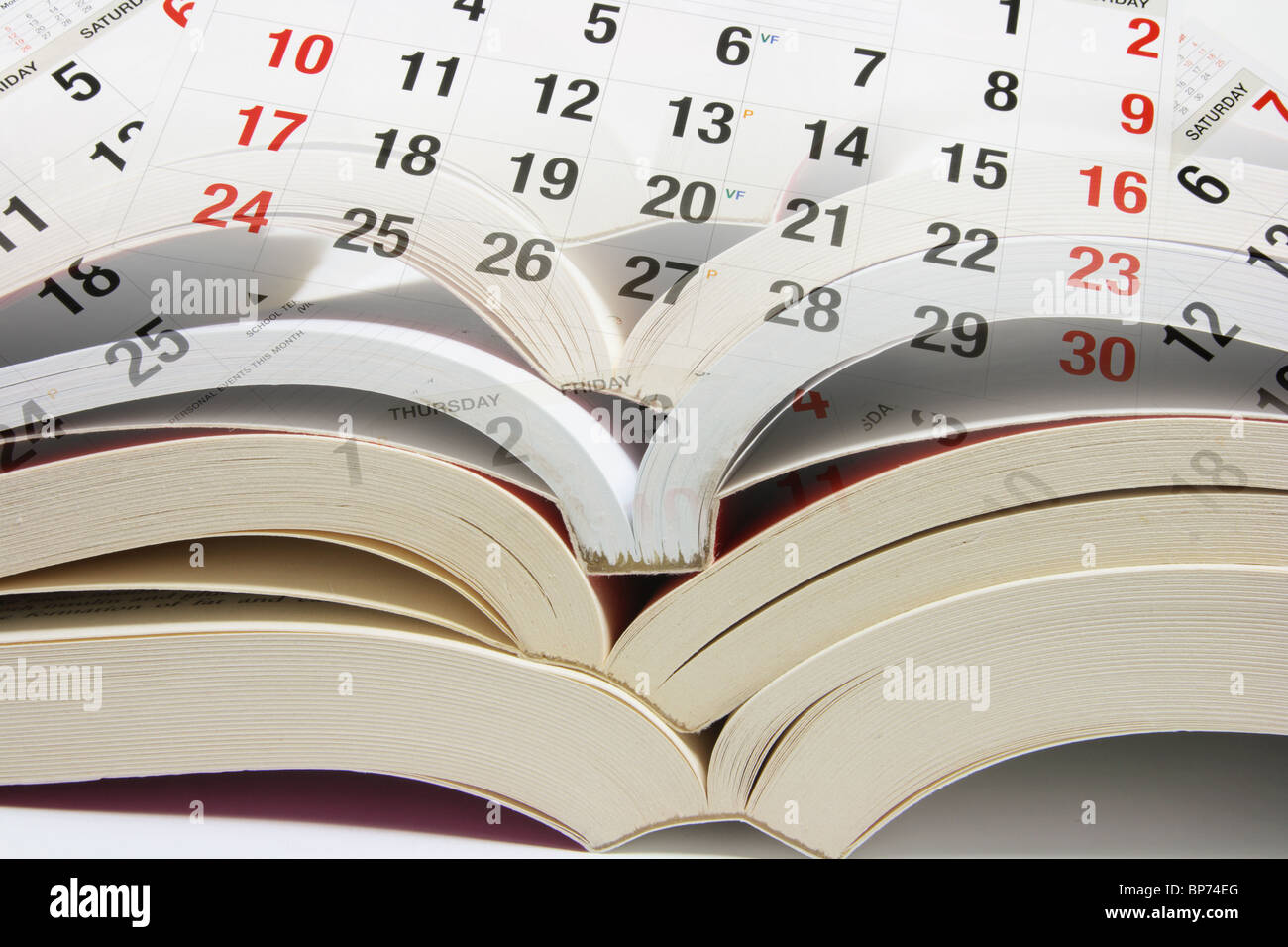 Il calendario e la pila di libri Foto Stock