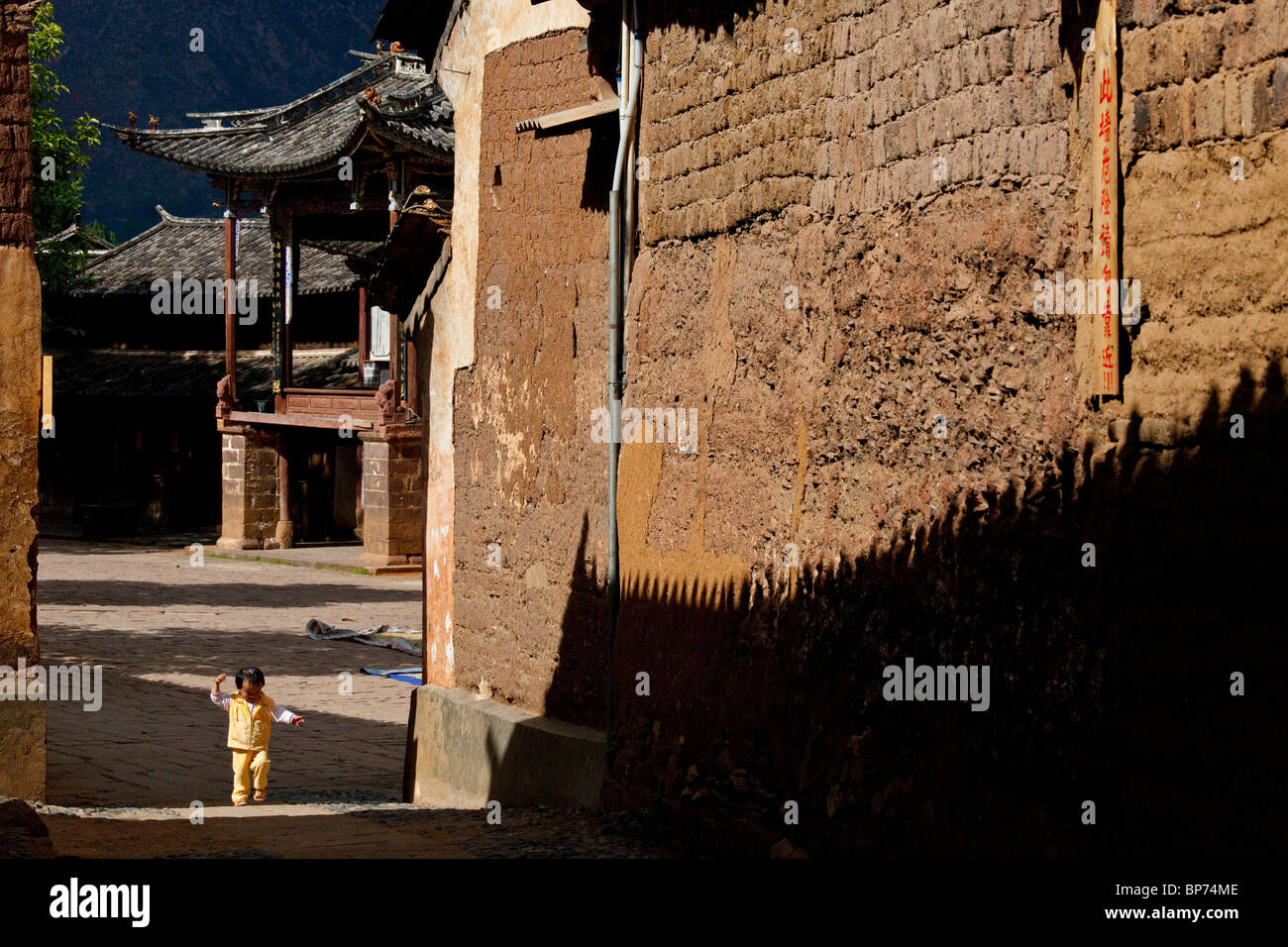 Tre padiglioni a schiera nel villaggio Shaxi, nella provincia dello Yunnan in Cina Foto Stock