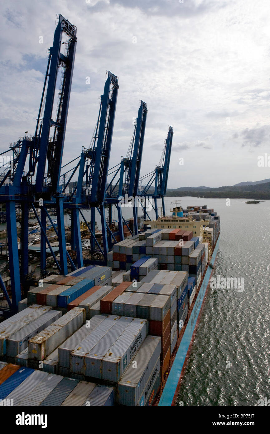 Vista aerea gru sopra il contenitore di scarico della nave Porto di Balboa Panama City Foto Stock