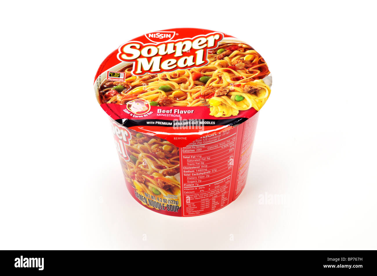 Contenitore di Ramen noodle istantanei sapore delle carni bovine Minestrone da Nissin isolati su sfondo bianco ritaglio. Foto Stock
