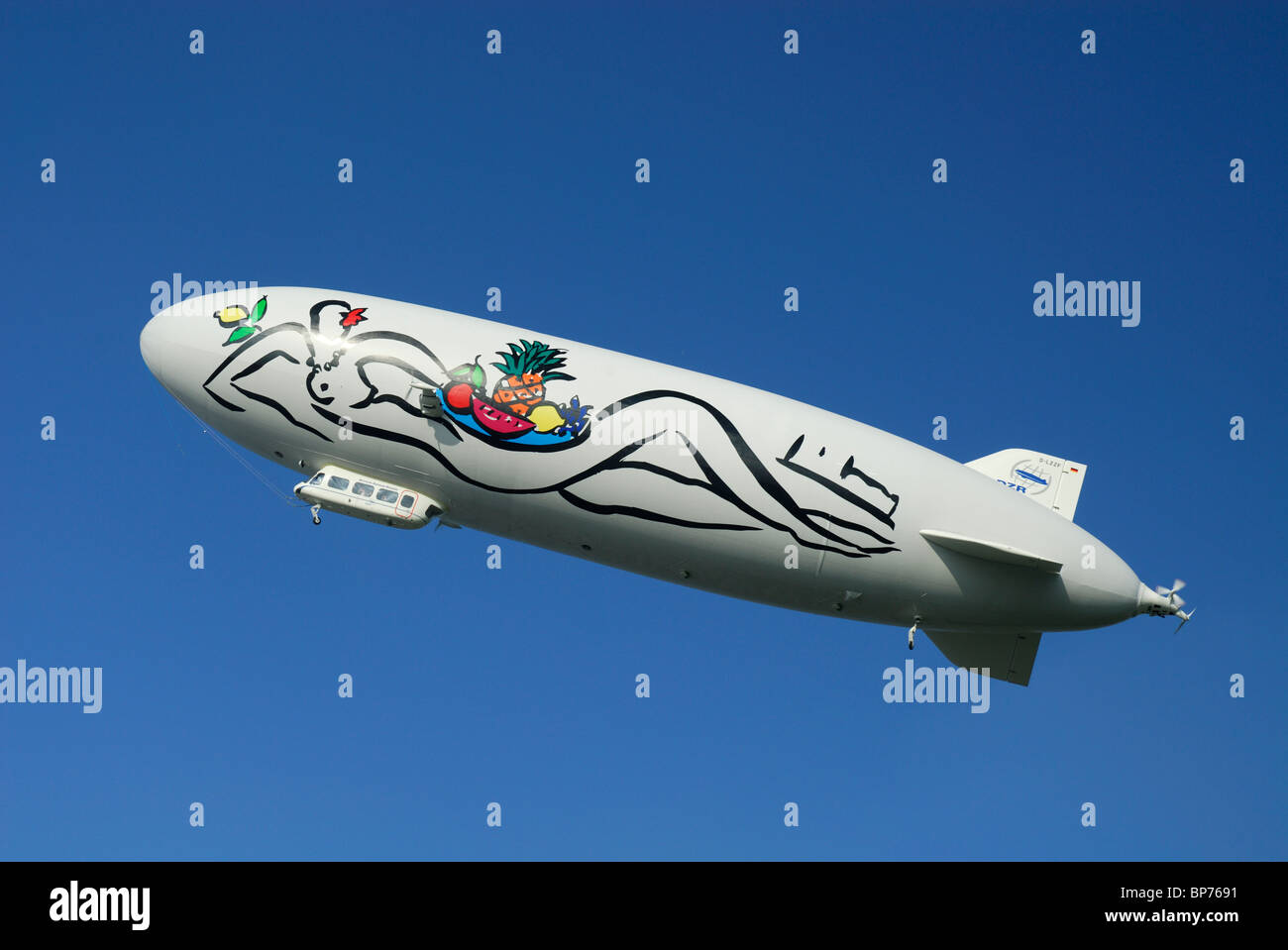 Airship dirigibile Zeppelin NT con Stefan Szczesnys dipinge sul lato, Friedrichshafen, Baden-Württemberg, Germania Foto Stock