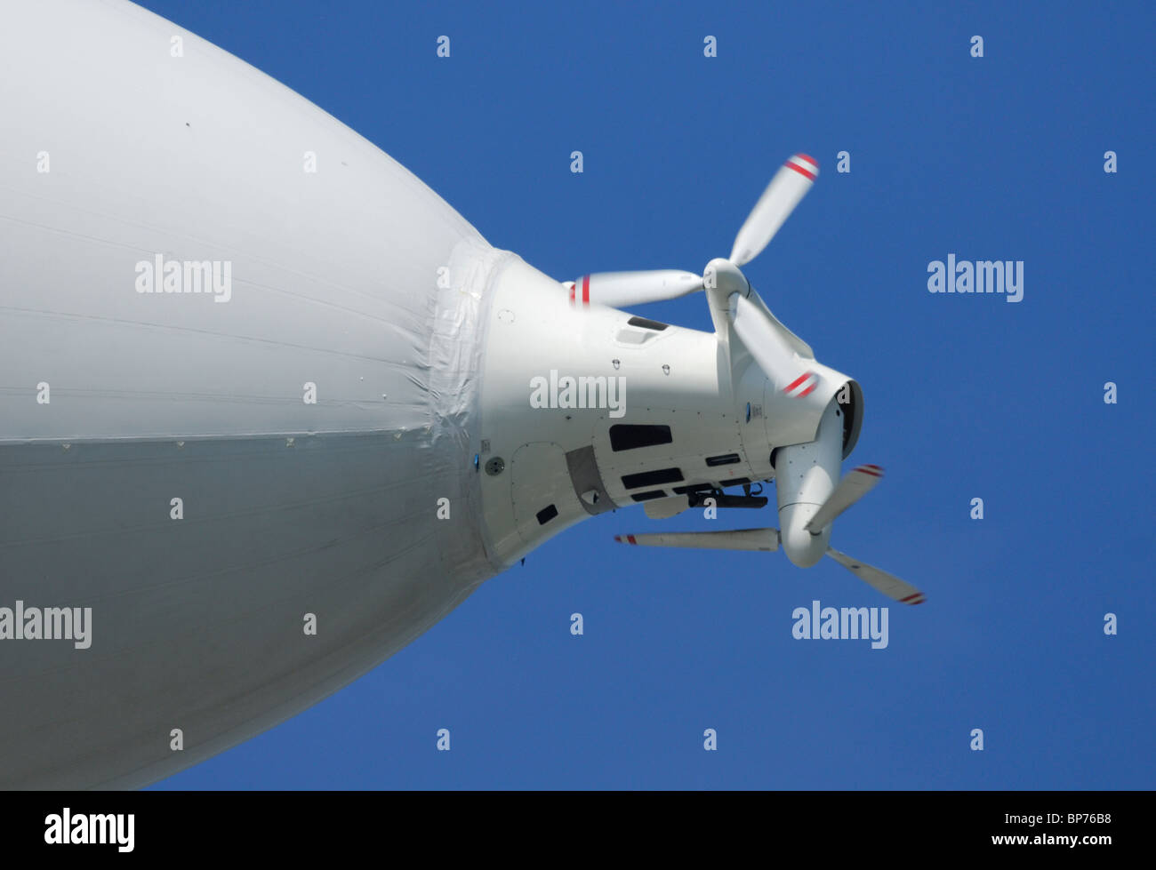 Dettagli della schiena motori ed eliche del dirigibile dirigibile Zeppelin NT, Friedrichshafen, Baden-Württemberg, Germania Foto Stock