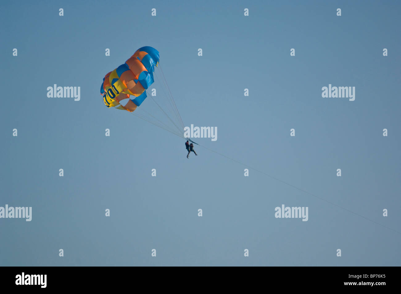 Accoppiare il parapendio in tandem a Corona del Mar, Newport Beach, Orange County, California Foto Stock