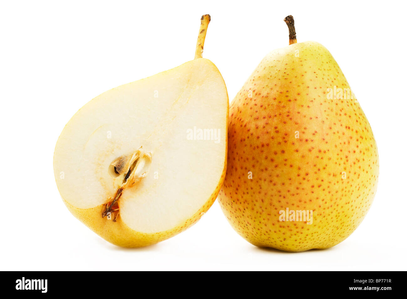 Una pera e una metà su sfondo bianco Foto Stock