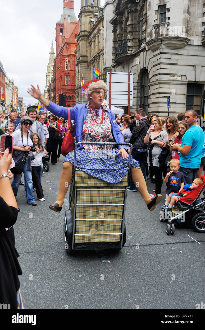 Uomini vestiti come old ladies cavalcando Segways fatto come carrelli per  gli acquisti presso il Liverpool Gay Pride evento - Agosto 2010 Foto stock  - Alamy