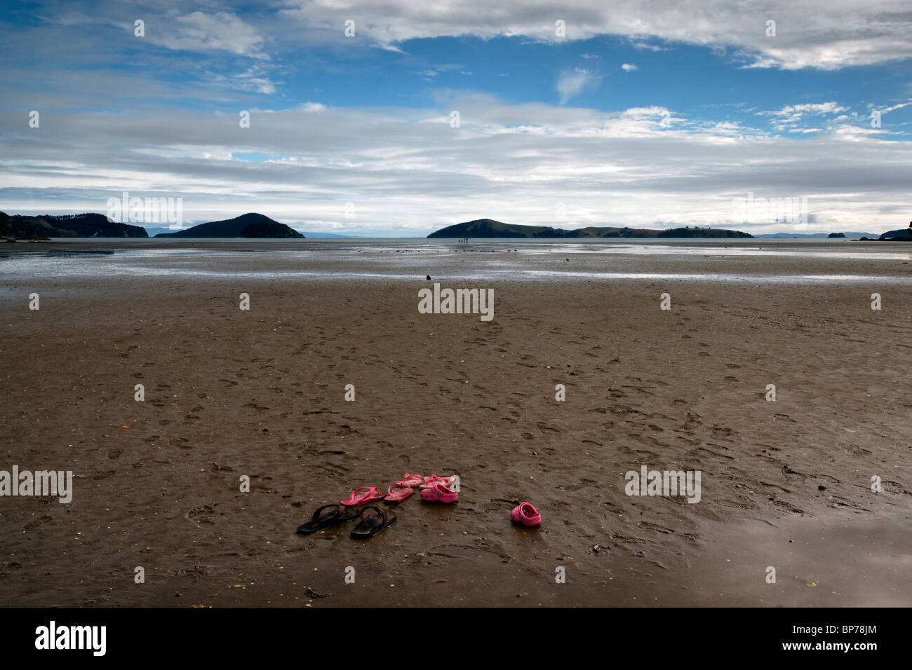 Sandles sulla spiaggia Shelly in Coromandel, Nuova Zelanda. Foto Stock