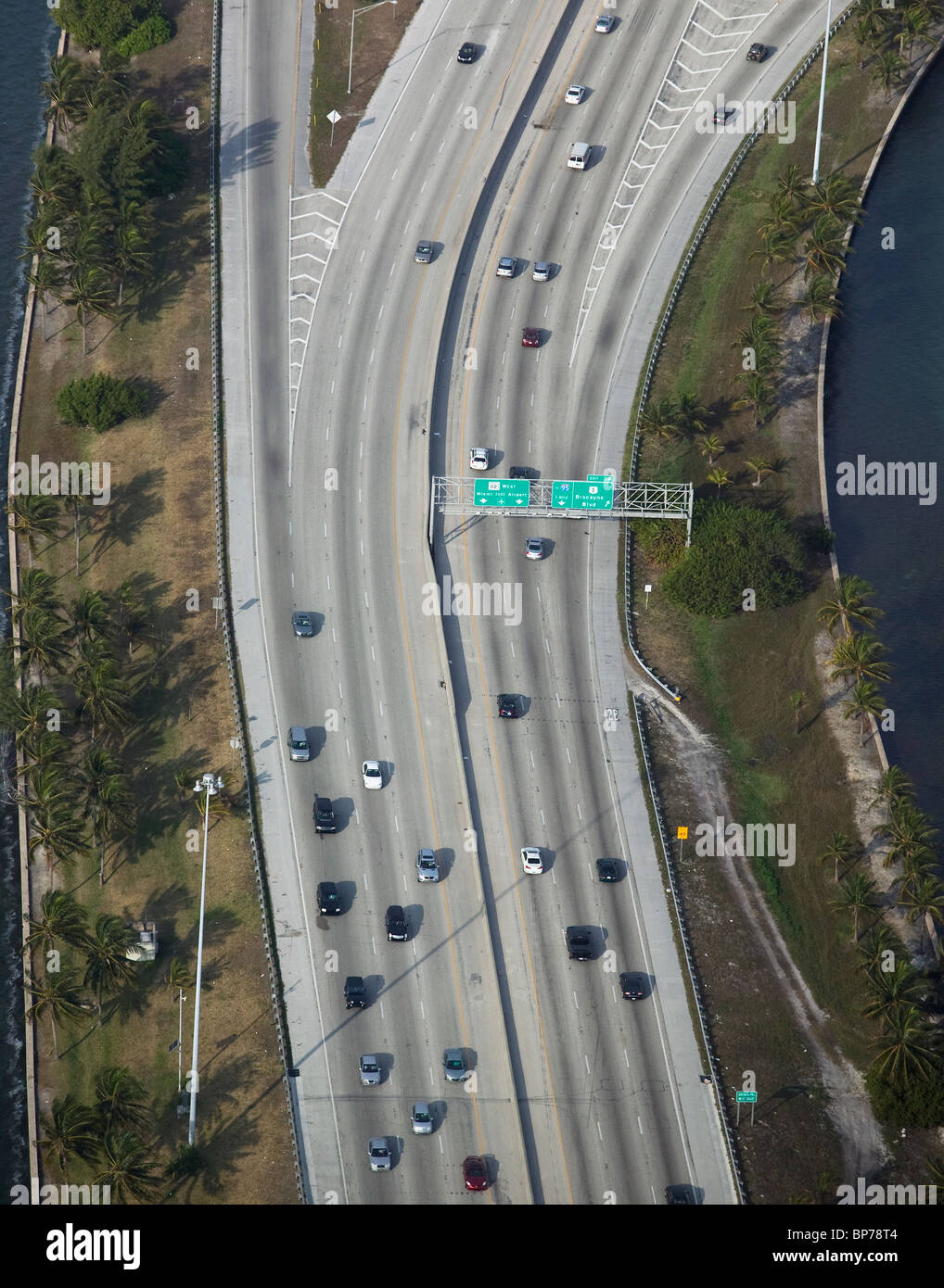 Aeria visualizzare sopra l'autostrada uscire dall'Aeroporto Internazionale di Miami Florida Foto Stock