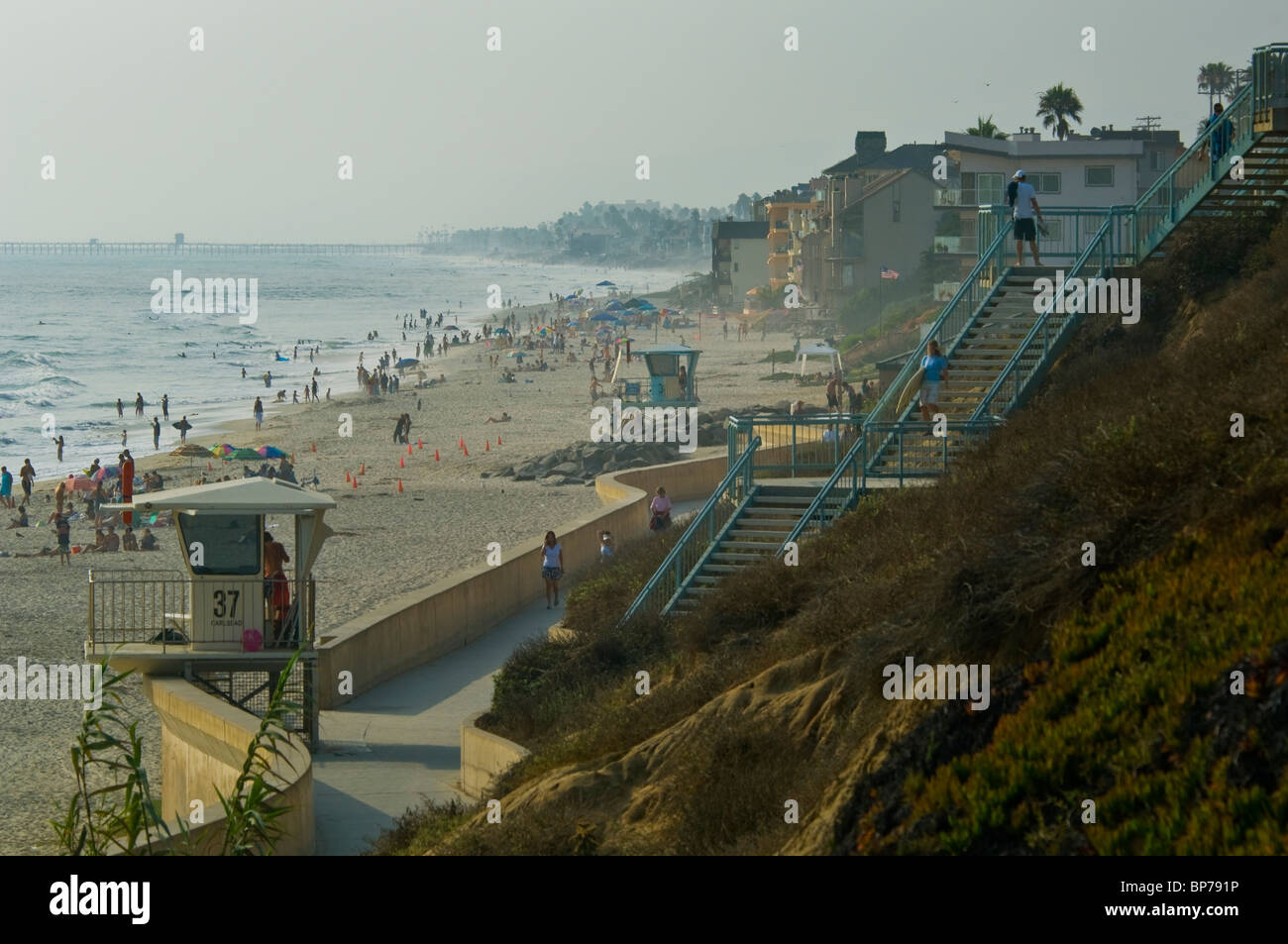 Il Seawall percorso a piedi accanto alla sabbia a Carlsbad State Beach, Carlsbad, San Diego, California Foto Stock