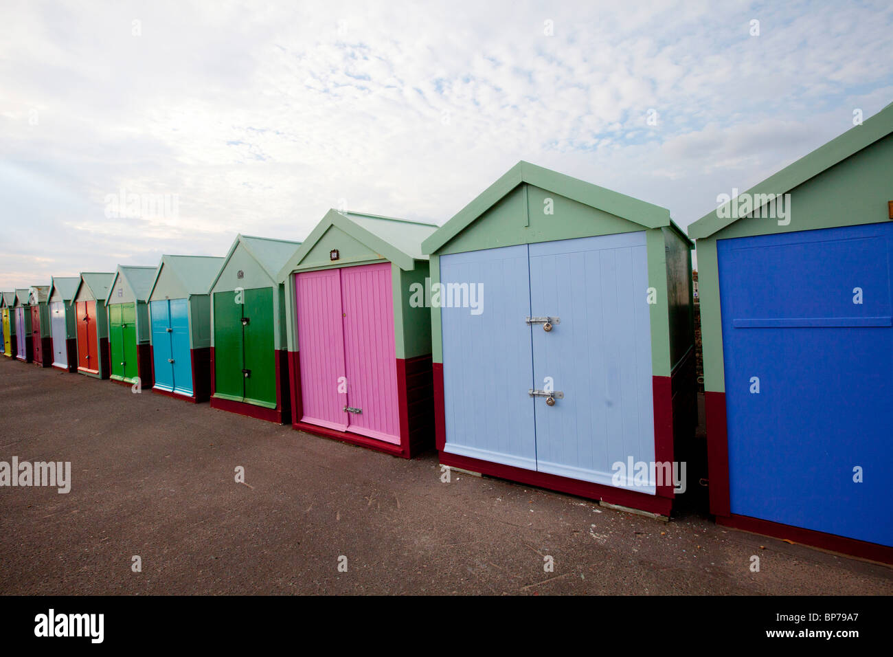 Cabine sulla spiaggia, a Hove, vicino a Brighton, Regno Unito Foto Stock