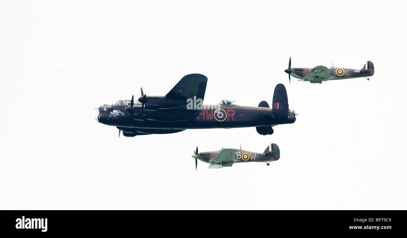 Battle of Britain Memorial Flight bombardiere Lancaster, Spitfire ed Hurricane a airshow Airbourne, Easbourne, East Sussex, Regno Unito Foto Stock