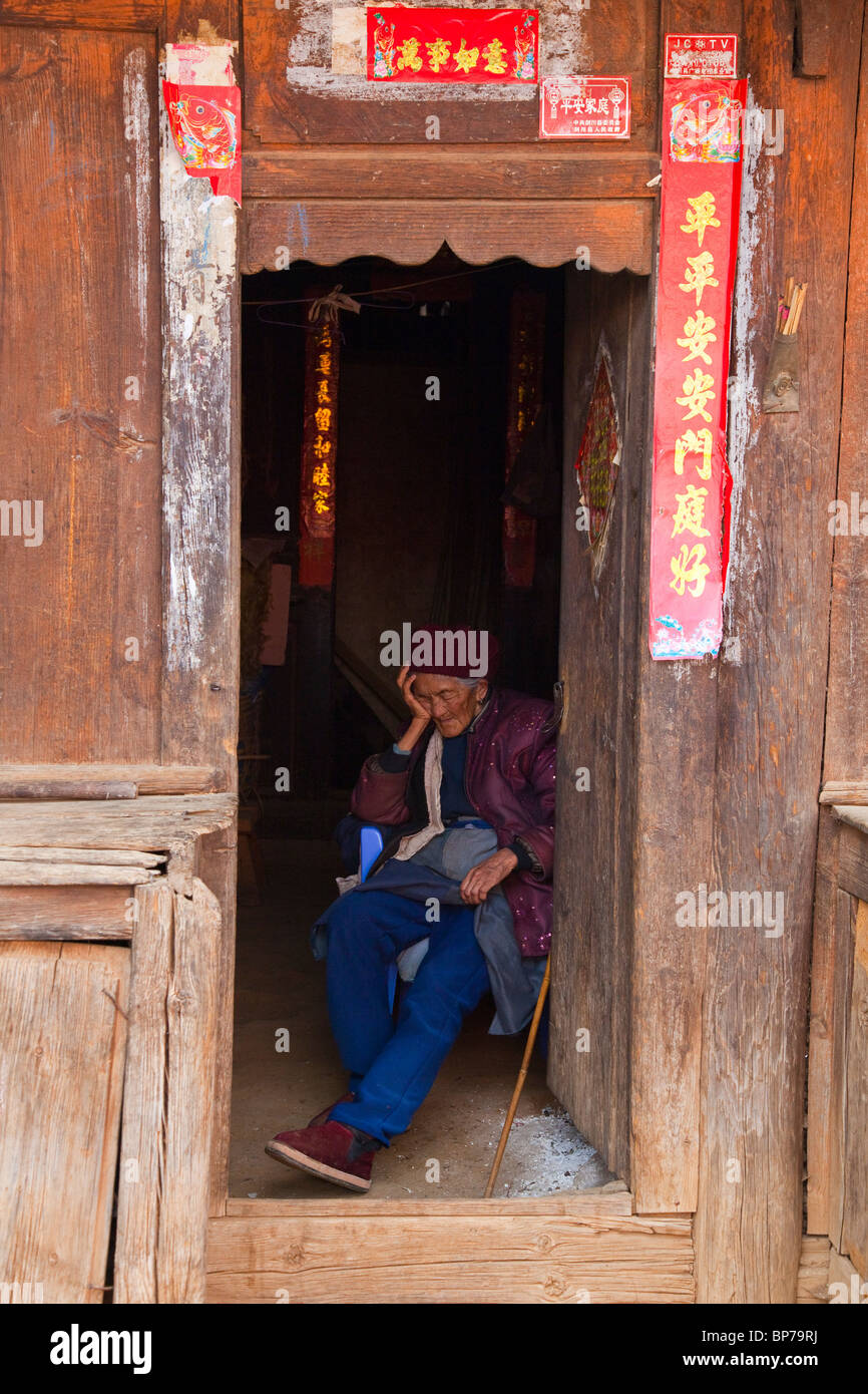 Il vecchio donna che dorme nel villaggio Shaxi, nella provincia dello Yunnan in Cina Foto Stock