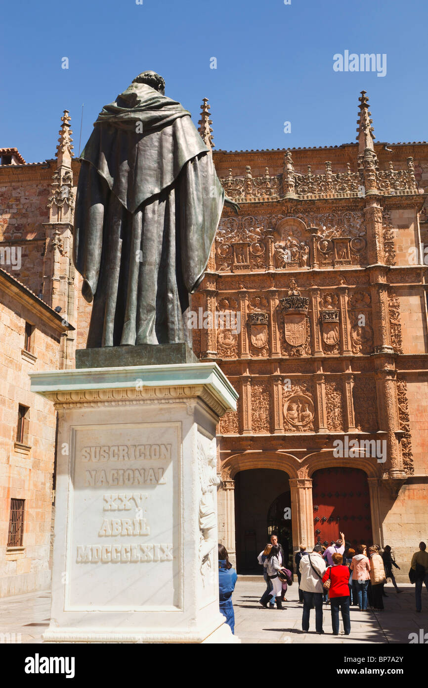 Salamanca, Provincia di Salamanca, Spagna. Statua del frate agostiniano Fray Luis de León di fronte all'università Foto Stock