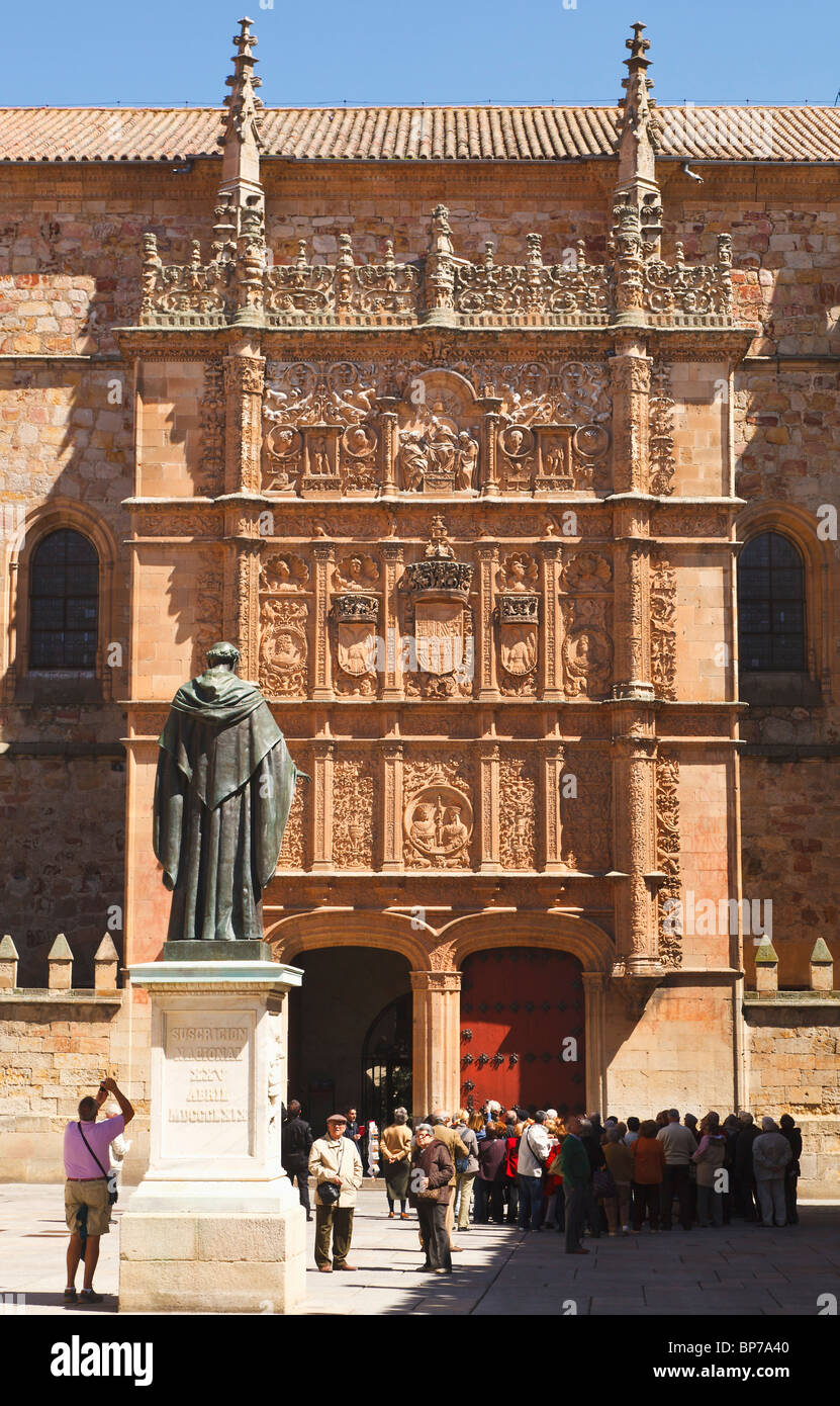 Salamanca, Provincia di Salamanca, Spagna. Statua del frate agostiniano Fray Luis de León di fronte all'università Foto Stock