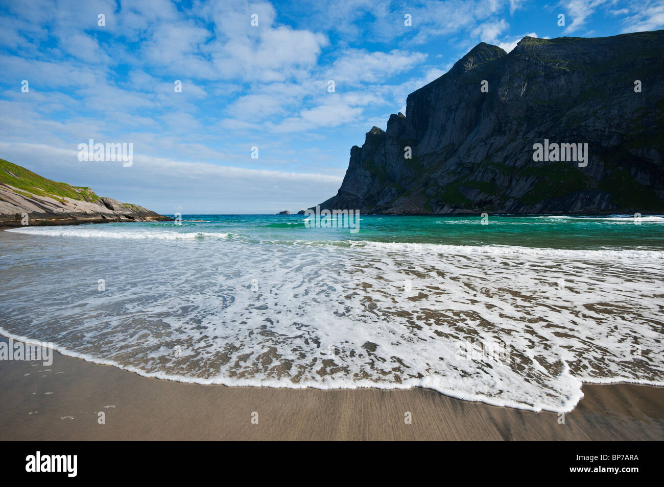 Le onde in arrivo di Bunes beach, Moskenesoy, isole Lofoten in Norvegia Foto Stock