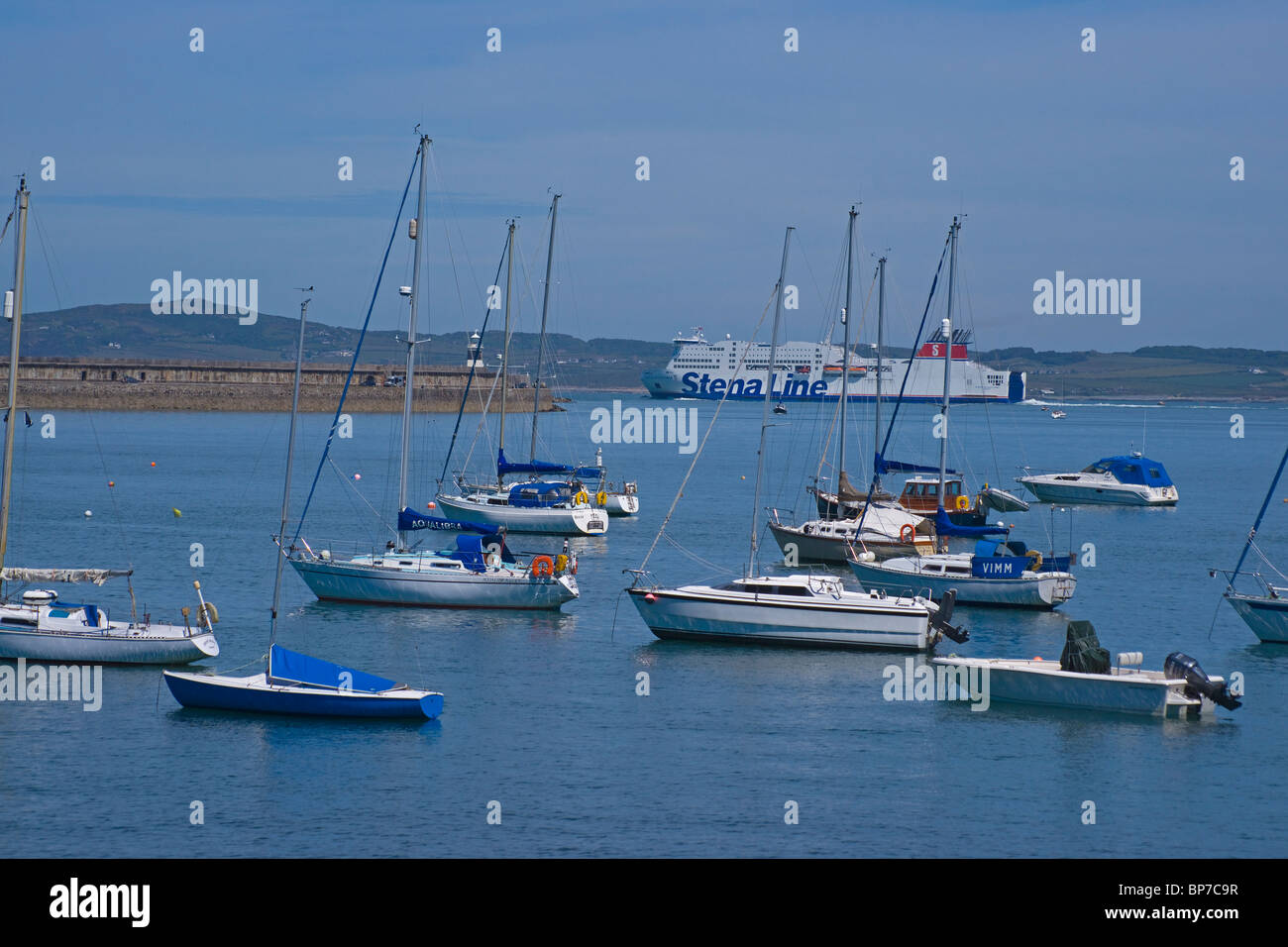 Holyhead bay dal porto di Holyhead, Anglesey, Galles del Nord, Regno Unito Foto Stock