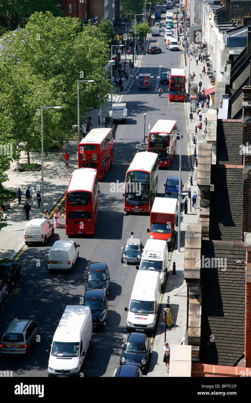 Roofline vista di autobus in movimento lungo King's Road, a Chelsea, Londra, Gran Bretagna Foto Stock