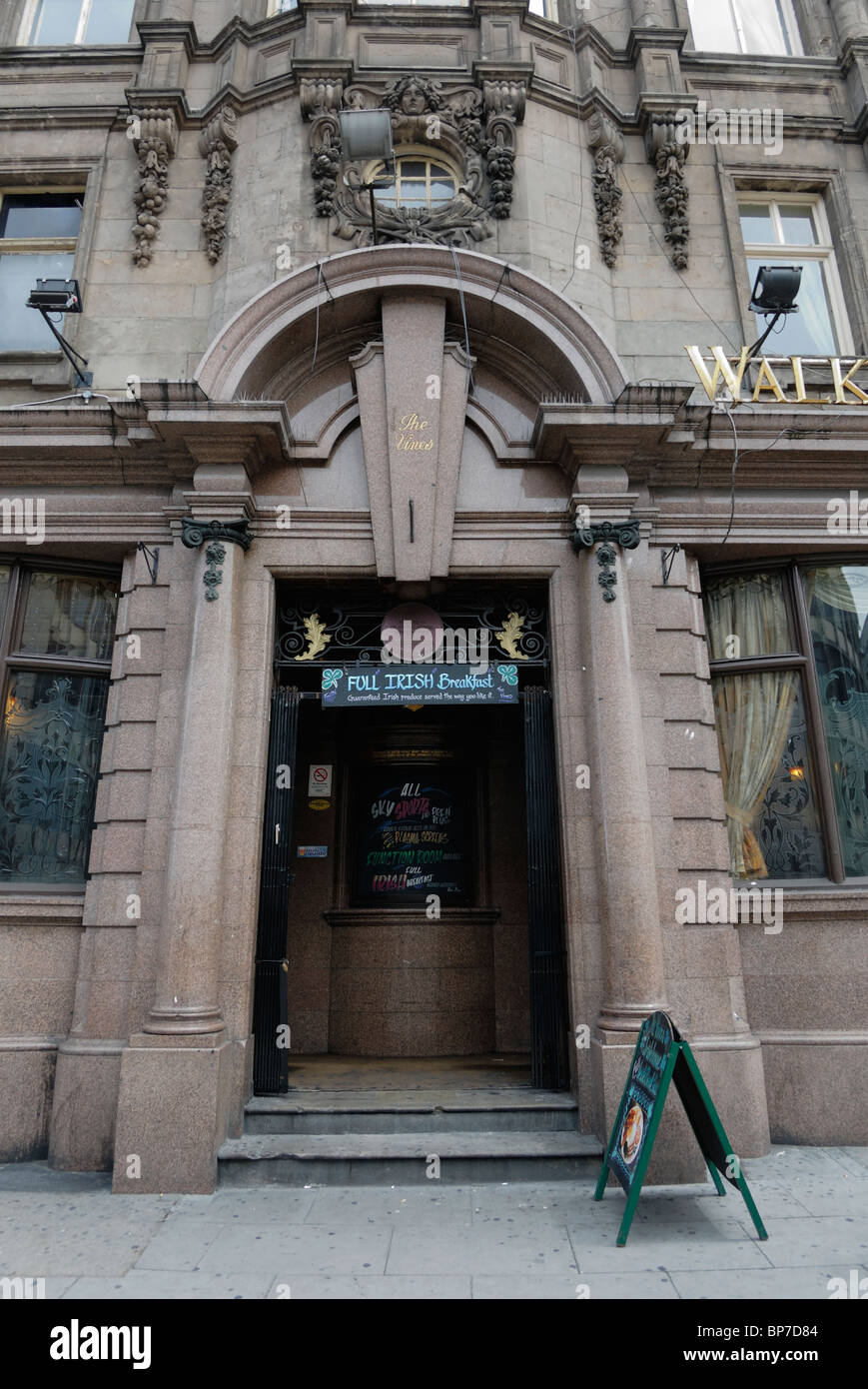 I vitigni pub ingresso su Lime Street in Liverpool aperto da Albert vitigni nel 1867, preso in consegna dal Walkers Brewery ( Warrington ) Foto Stock