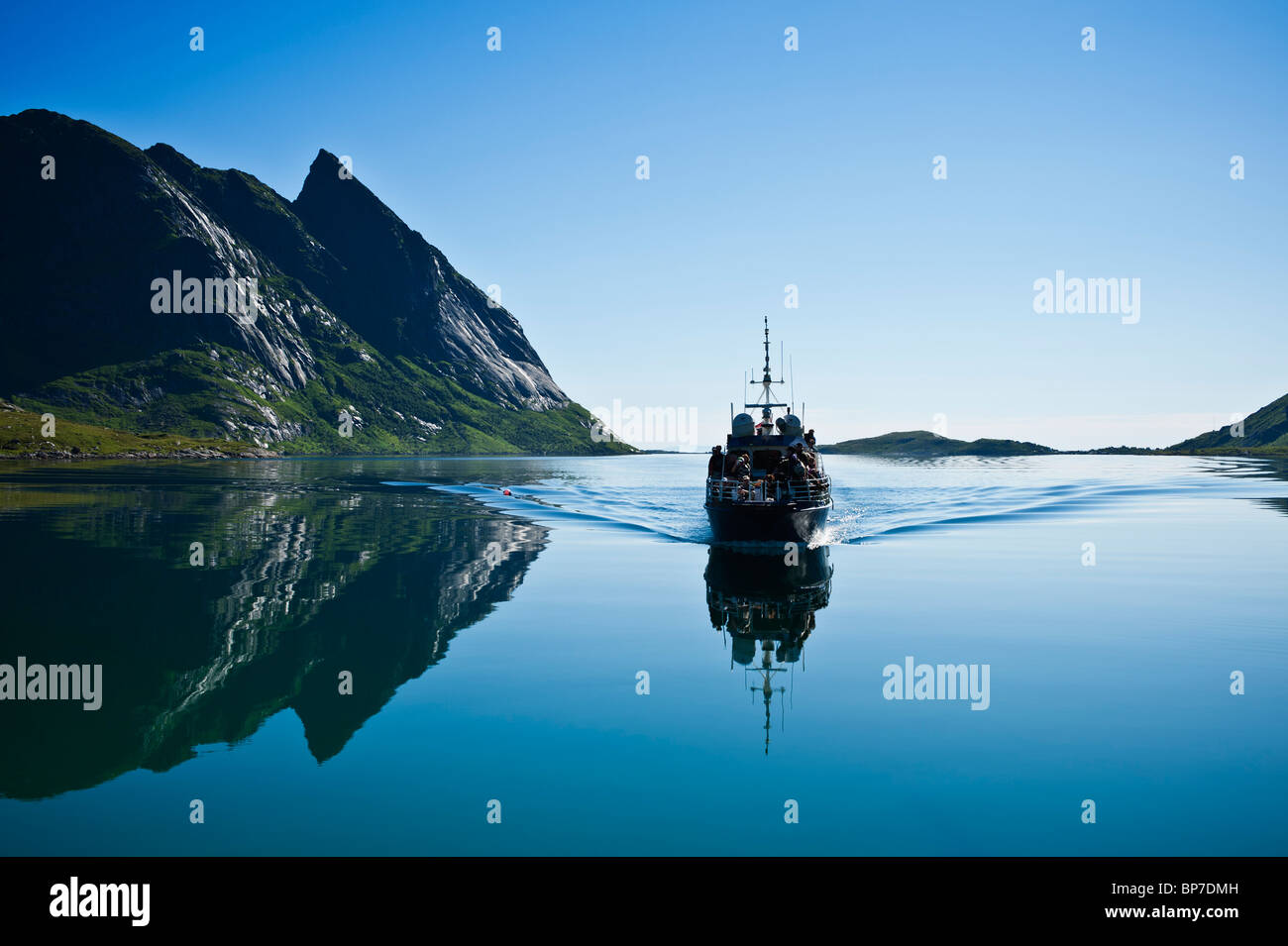 Turismo Viaggi in traghetto attraverso il fiordo a Vindstad, isole Lofoten in Norvegia Foto Stock