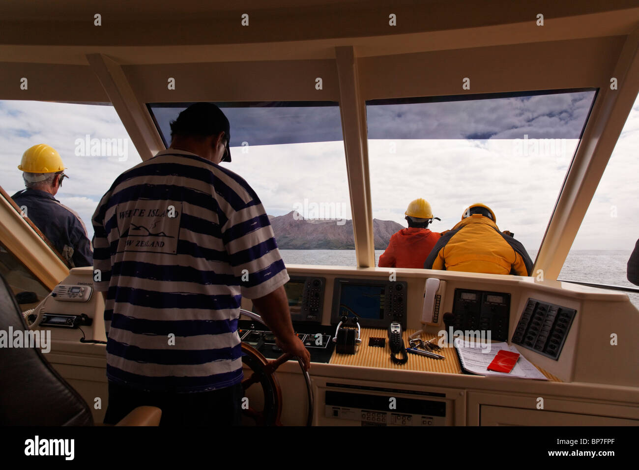 Avvicinando Isola Bianca come si vede dal ponte di coperta di una imbarcazione turistica Foto Stock