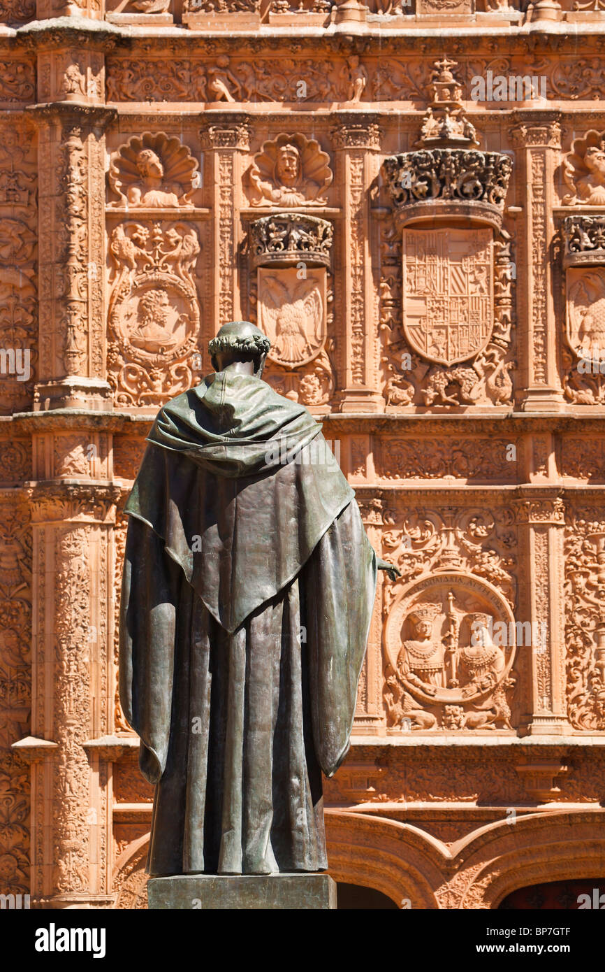 Salamanca, Provincia di Salamanca, Spagna. Statua del frate agostiniano Fray Luis de León di fronte all'università Foto Stock