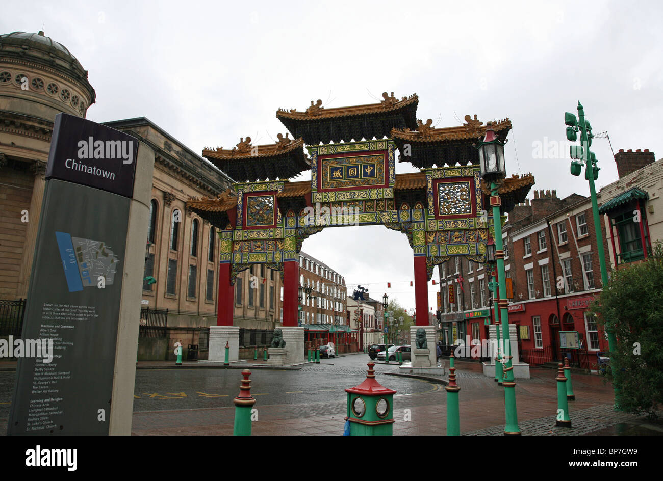 Il cancello ornamentale di Chinatown in cima di Nelson Street, Liverpool, in Inghilterra, Regno Unito Foto Stock