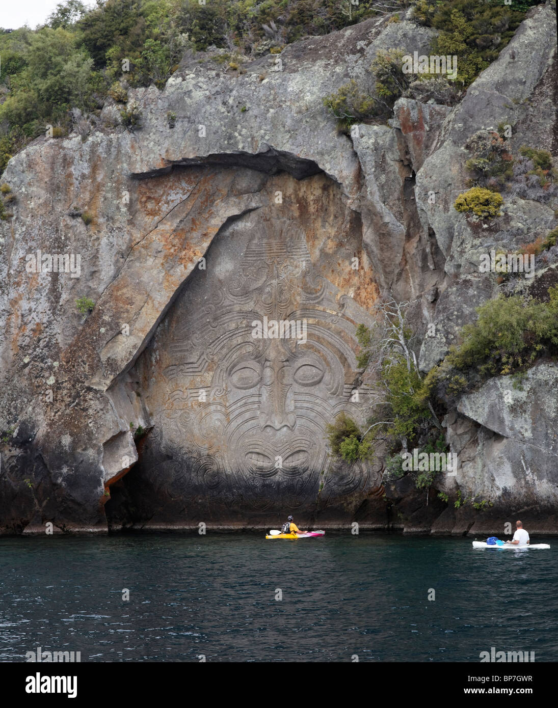 Una moderna Maori carving sul lato della scogliera di miniera Bay di Taupo, Nuova Zelanda Foto Stock