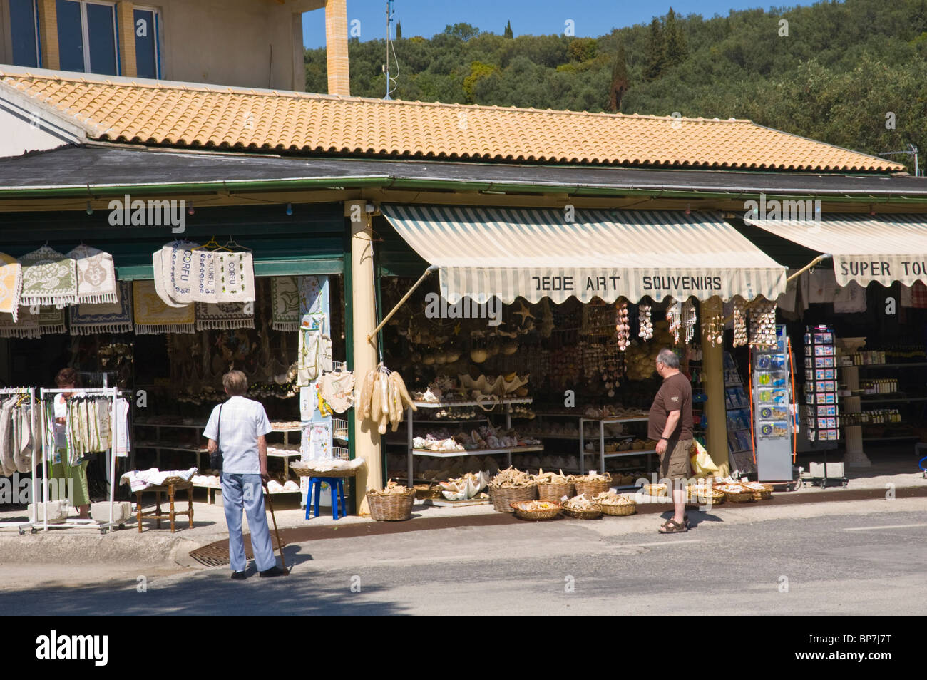 Negozi che vendono souvenir nel villaggio di montagna di Makrades sul greco dell'isola Mediterranea di Corfu Grecia GR Foto Stock