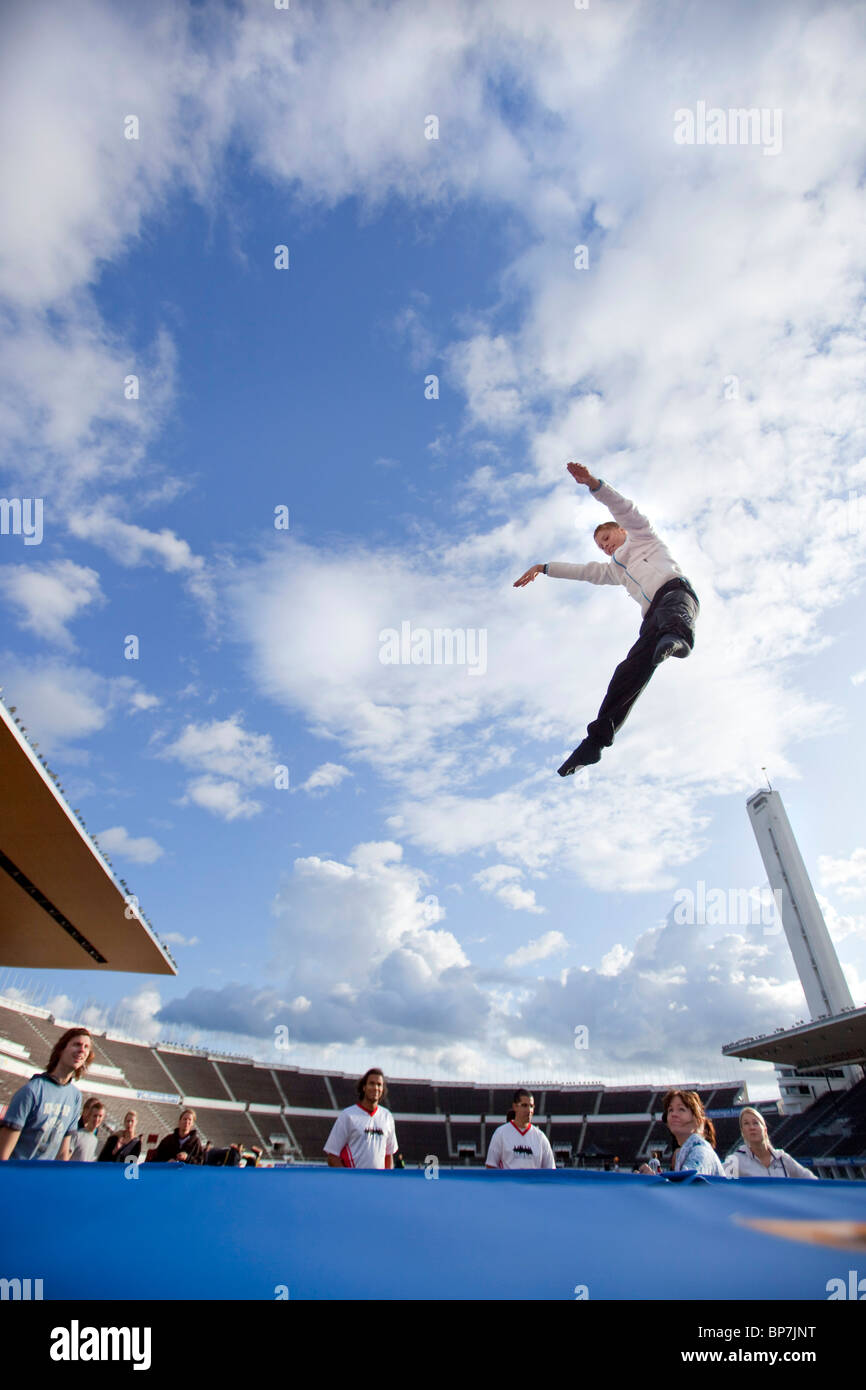 Trampolinist sul trampolino Foto Stock