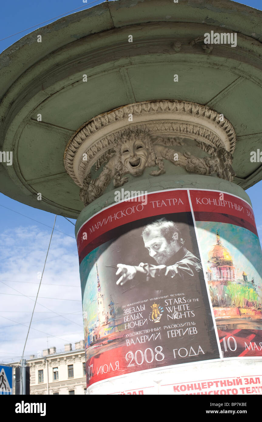 Poster pilastro al di fuori del Teatro Mariinskiy, San Pietroburgo, Russia Foto Stock
