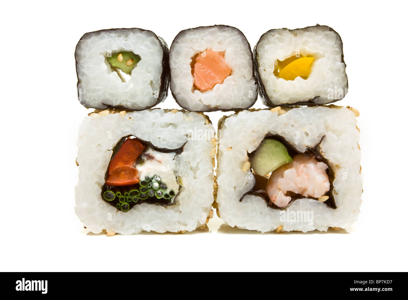 Vibrante parete sushi astratte dal basso prospettica isolata contro il bianco. Foto Stock