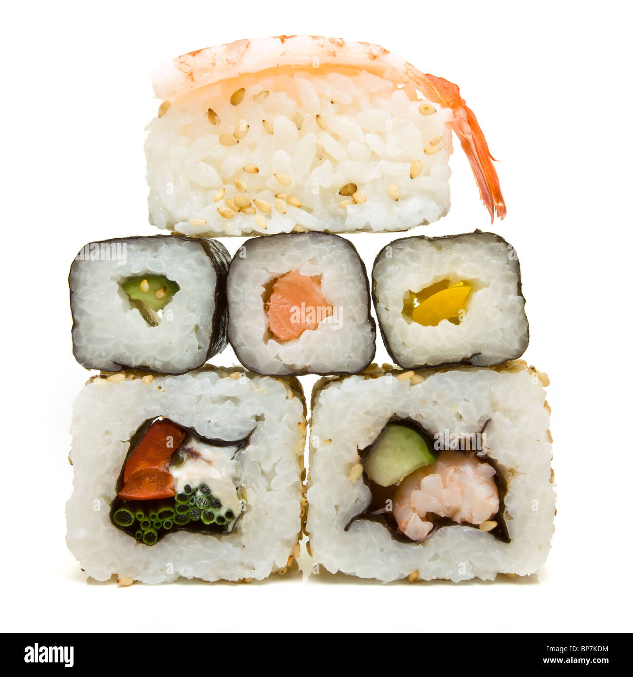 Vibrante parete sushi astratte dal basso prospettica isolata contro il bianco. Foto Stock