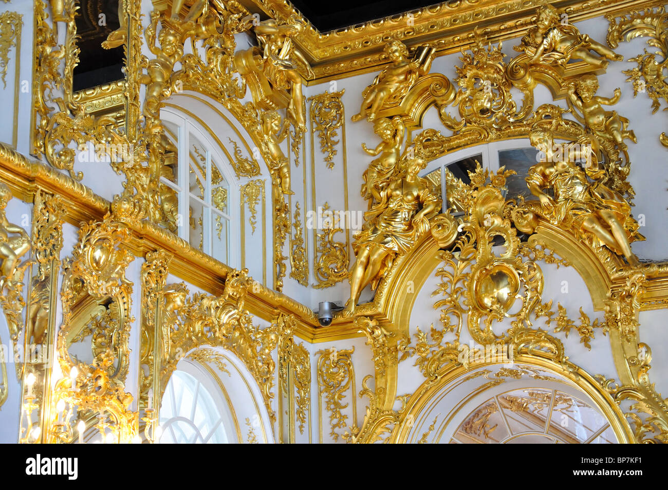 Oro sculture ornamentali, La Grande Hall del Palazzo di Caterina, Pushkin, San Pietroburgo, regione nord-occidentale, la Russia Foto Stock
