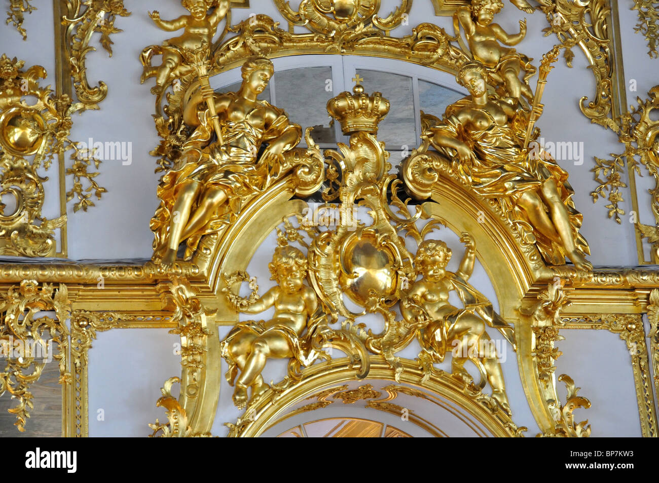 Oro sculture ornamentali, La Grande Hall del Palazzo di Caterina, Pushkin, San Pietroburgo, regione nord-occidentale, la Russia Foto Stock
