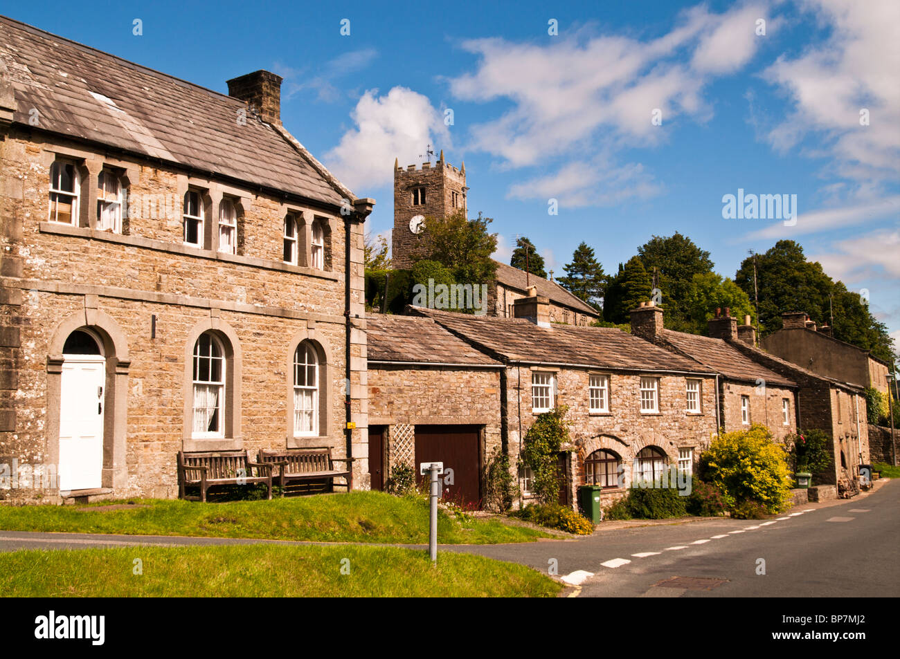 Muker chiesa e villaggio, Swaledale, Yorkshire Foto Stock