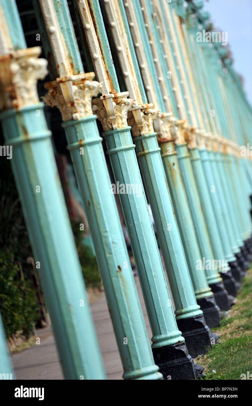 Ferro vecchio supporta in Madeira Drive, Brighton, Sussex, Regno Unito Foto Stock