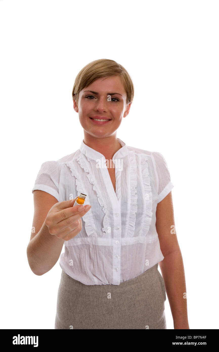 Donna che mantiene un memory stick USB - Focus su stick Foto Stock