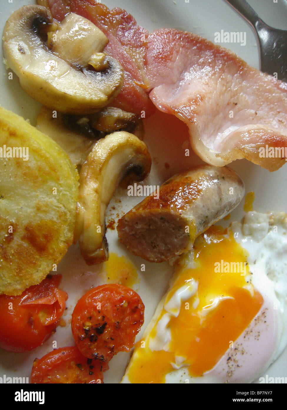 Colazione del B&B. Salsicce, pancetta, funghi, di patata e di pomodoro e uovo -- un tipico paese di lingua Inglese La prima colazione. Foto Stock