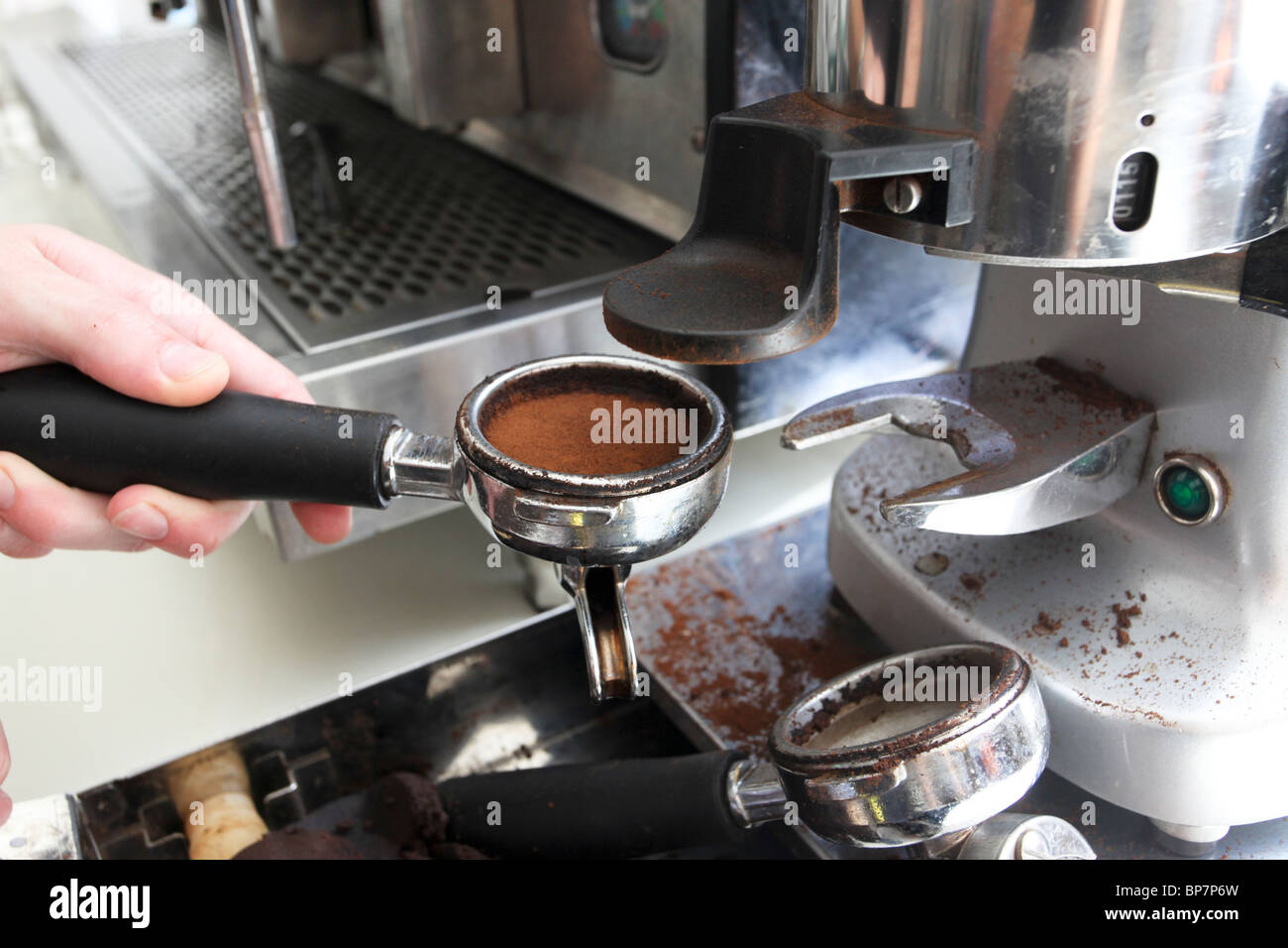 Uomo con la macchina da caffè per fare il caffè caffè appena macinato Foto Stock