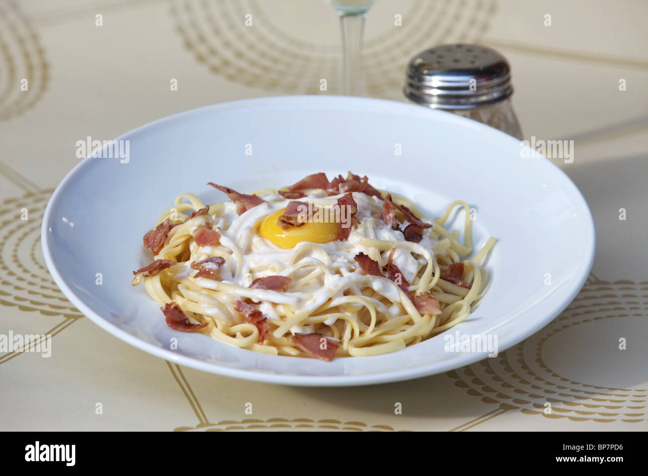 Piatto di linguine con pancetta e uova fritte Foto Stock