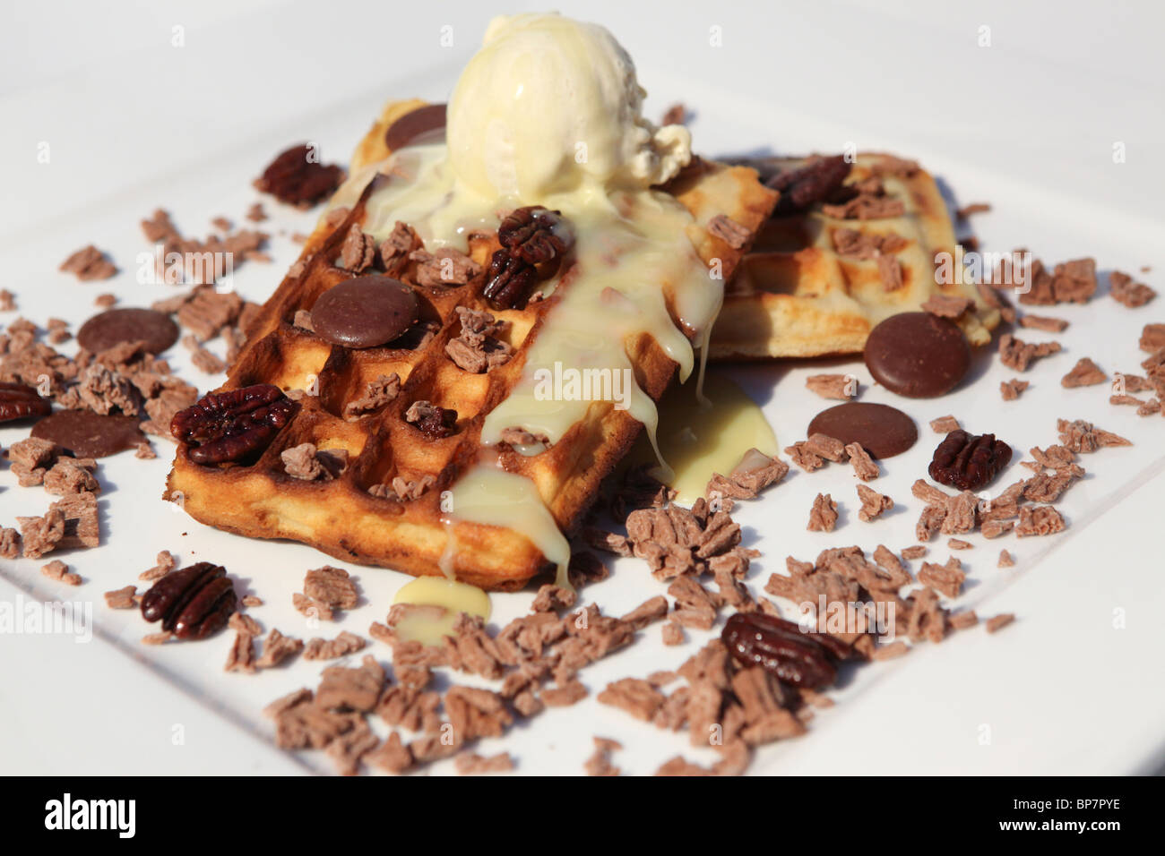 Waffle e gelato alla vaniglia Foto Stock