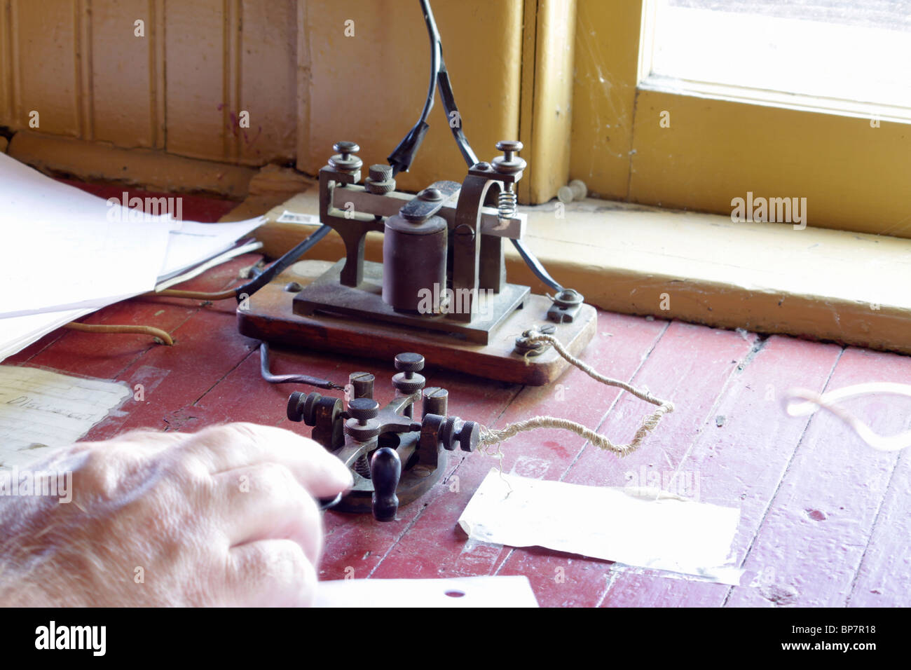 Invio codice morse su un filo del telegrafo in apparecchiature di circa 1910 Foto Stock