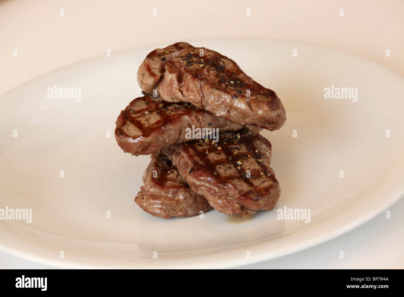 Assortimento di tagli di carne alla griglia su un barbecue a carbone Foto Stock