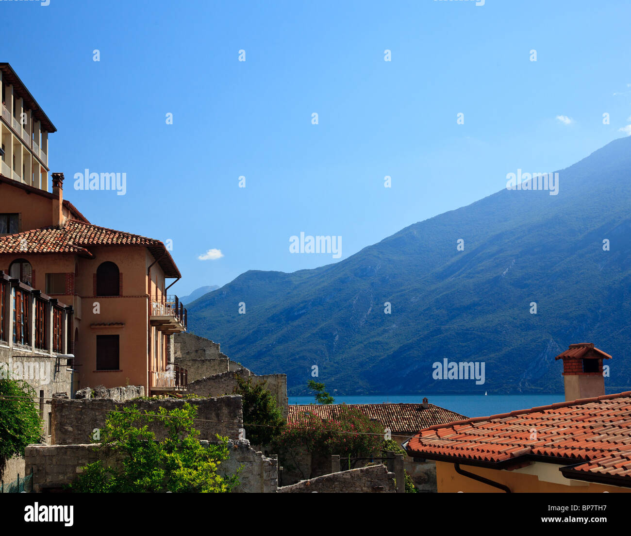 Vista sulle red sui tetti della città sul lago di Garda a Limone sul Garda in Brescia, Italia Foto Stock