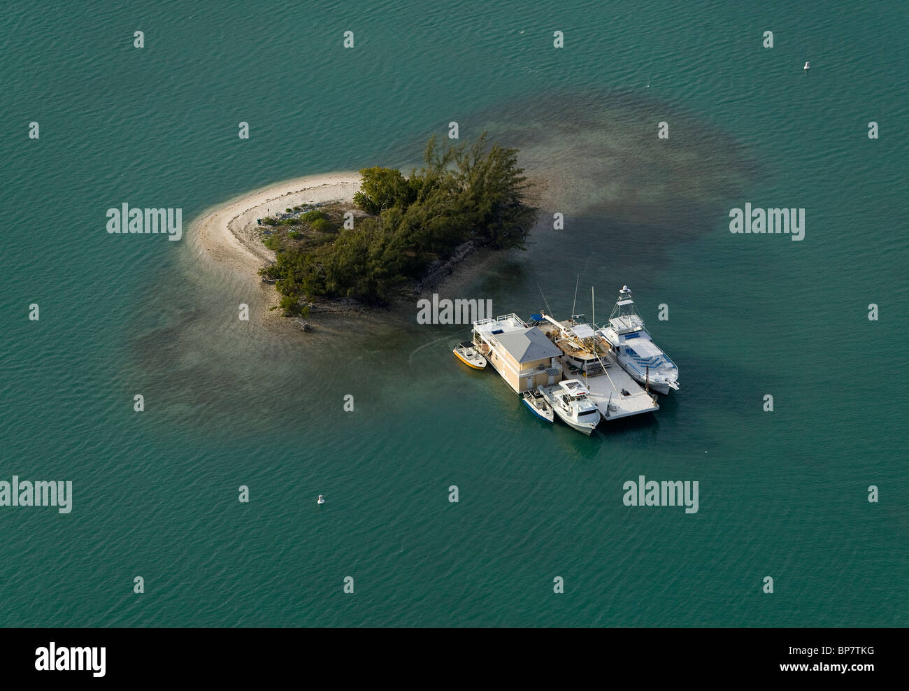 Vista aerea sopra barche ormeggiate alla piccola isola di Biscayne Bay Florida Foto Stock