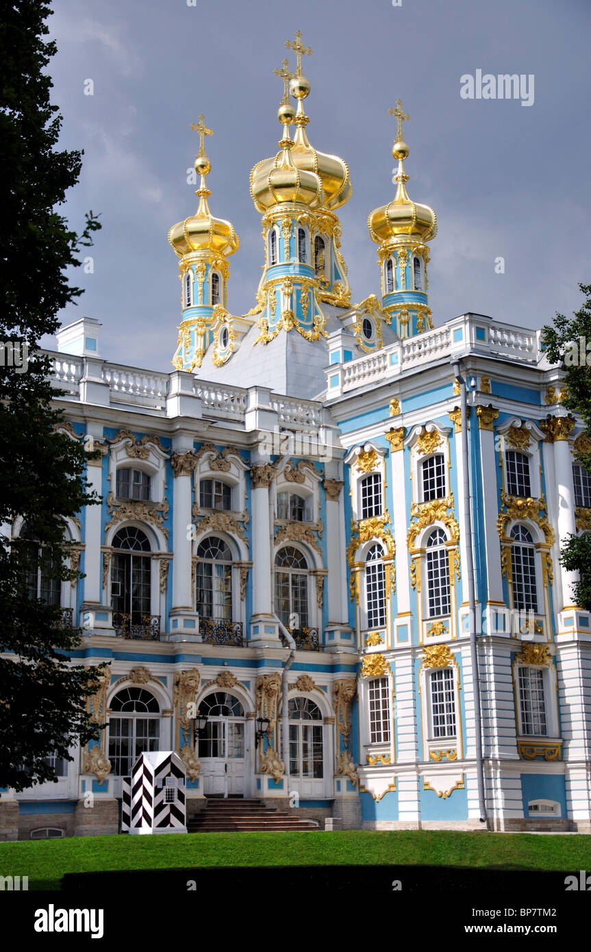 Vista di golden cupole a cipolla, il Palazzo di Caterina, Pushkin, San Pietroburgo, regione nord-occidentale, la Russia Foto Stock