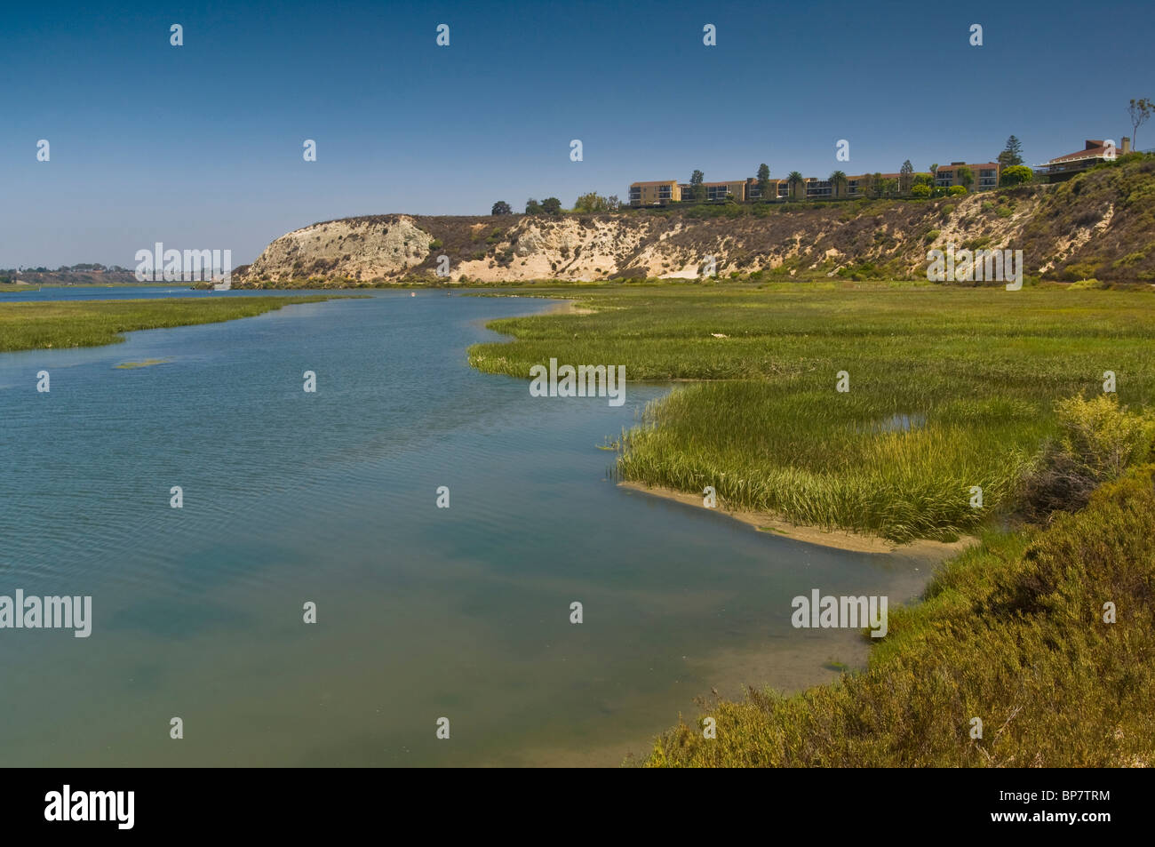 Le scogliere e le case sopra la Upper Newport Bay Riserva Ecologica, Newport Beach, Orange County, California Foto Stock