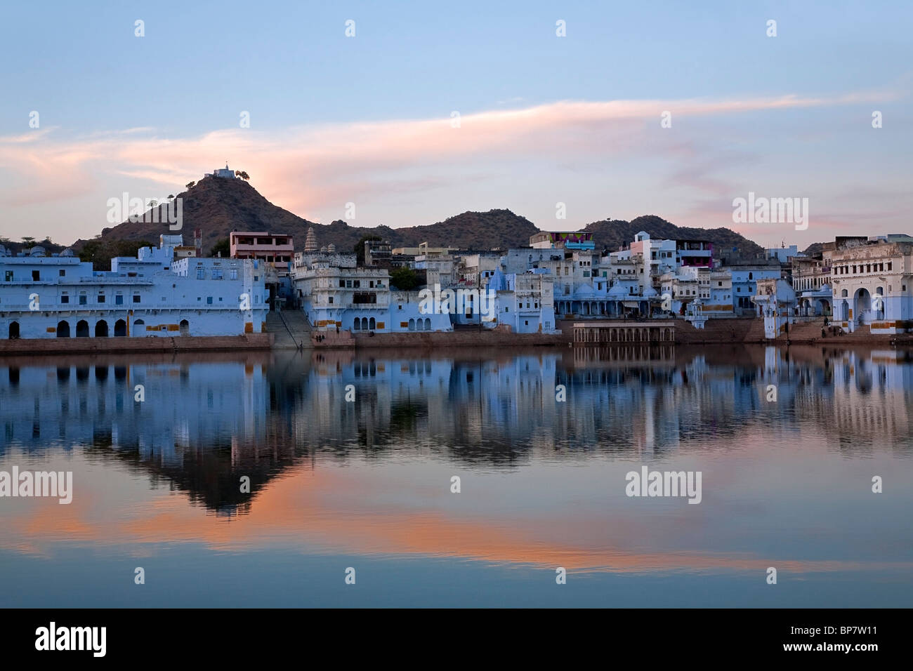 Lago di Pushkar al crepuscolo. Il Rajasthan. India Foto Stock