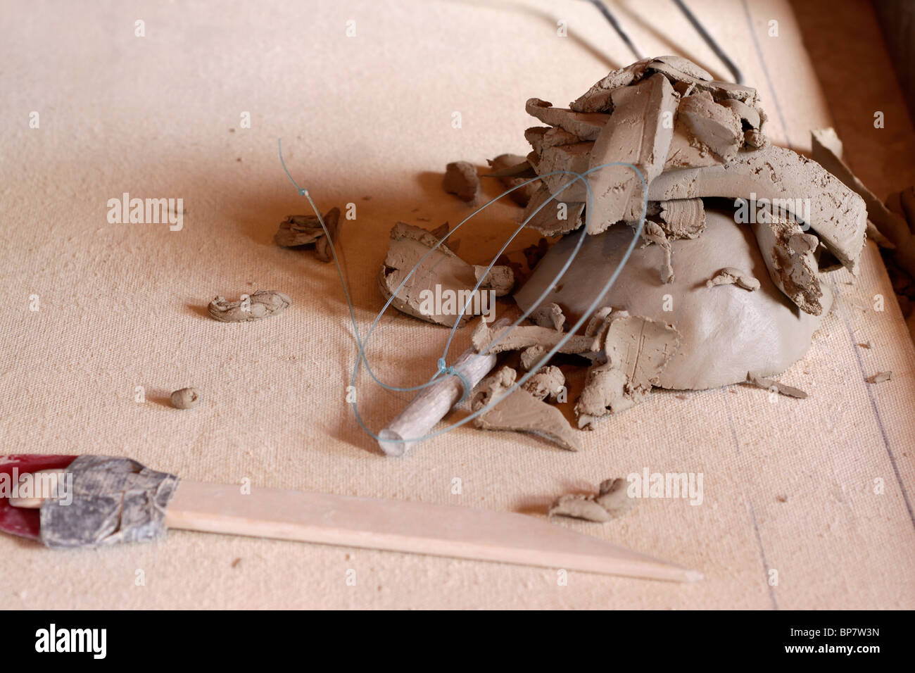 I detriti di perforazione dal di una scultura in argilla Foto Stock