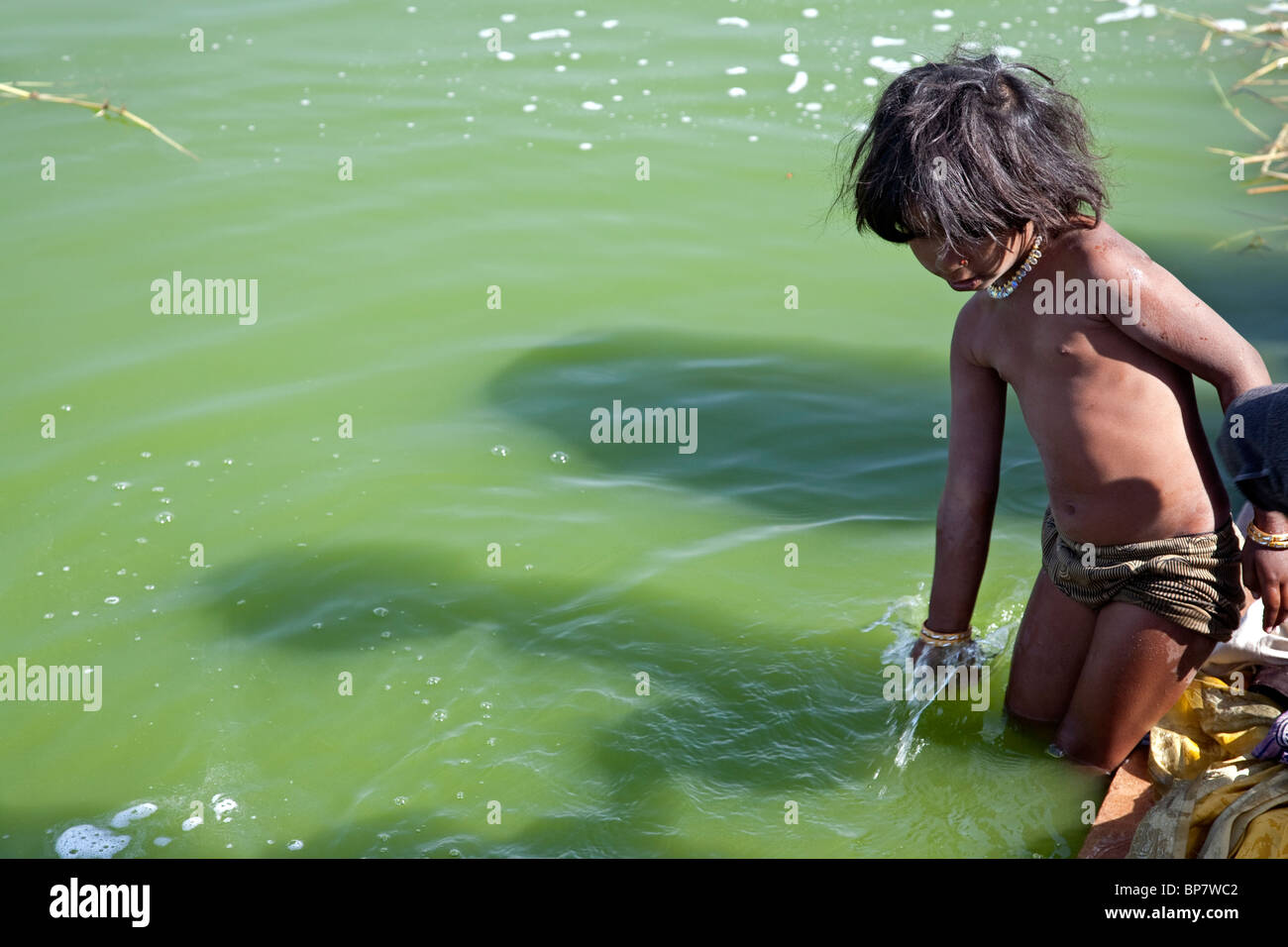 Ragazzo indiano di balneazione in Ana Sagar lago. Ajmer. Il Rajasthan. India Foto Stock