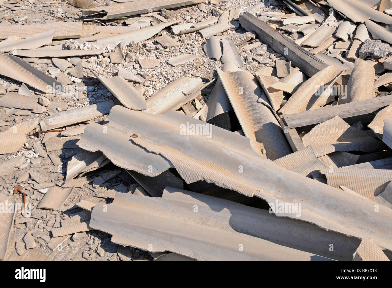 Scartato il cemento amianto lamiere di copertura su abbandonata fabbrica di cemento. Creta, Grecia. Foto Stock